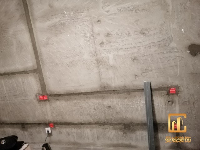 工程部:陈长和 水电隐蔽工程验收合格后,开始封槽时先洒水,保持水泥